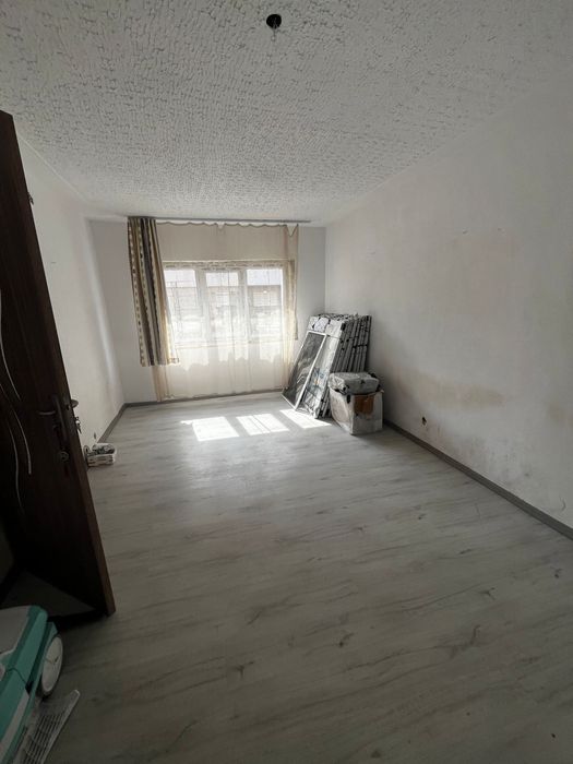 Vand Garsoniera Uricani zona centrala