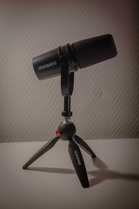 Microfon Shure MV7 USB/XLR + Stativ Manfrotto + Pop Filter SM7B