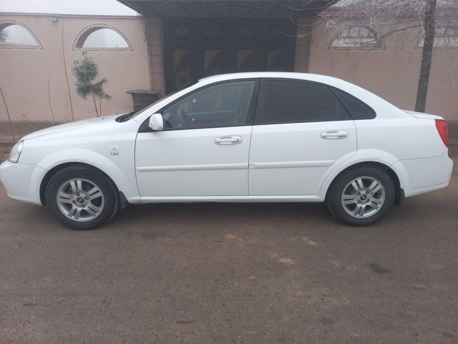 2011 yilda ishlab chiqarilgan lacetti 1.8 matorli avtomashina sotiladi