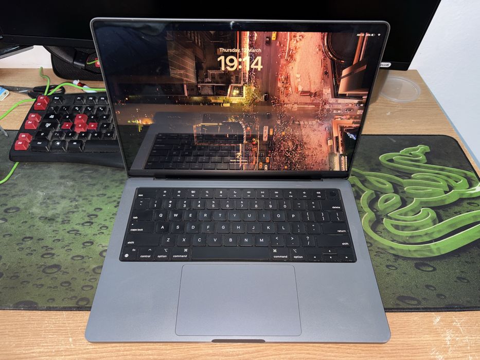MacBook Pro 14" (2021) M1 Pro | 16GB RAM | 512GB SSD | Accesorii