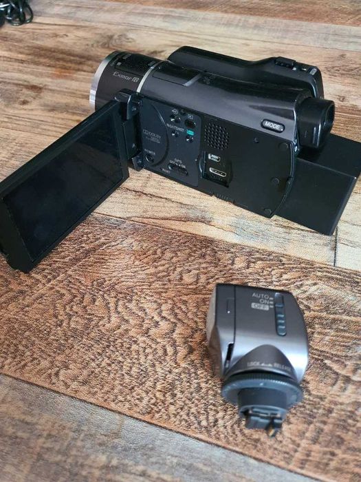 Продаеться  видеокамера sony hdr-XR550