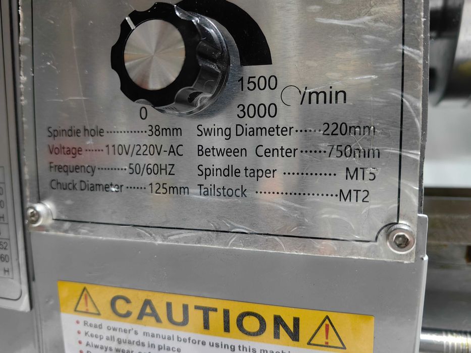 Малък струг за метал 220x750mm. 1100w