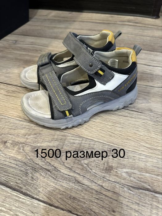 Продам детскую обувь