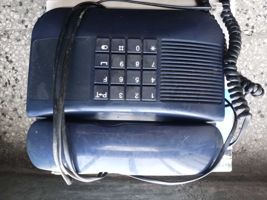 Два броя реквизитни ретро телефони