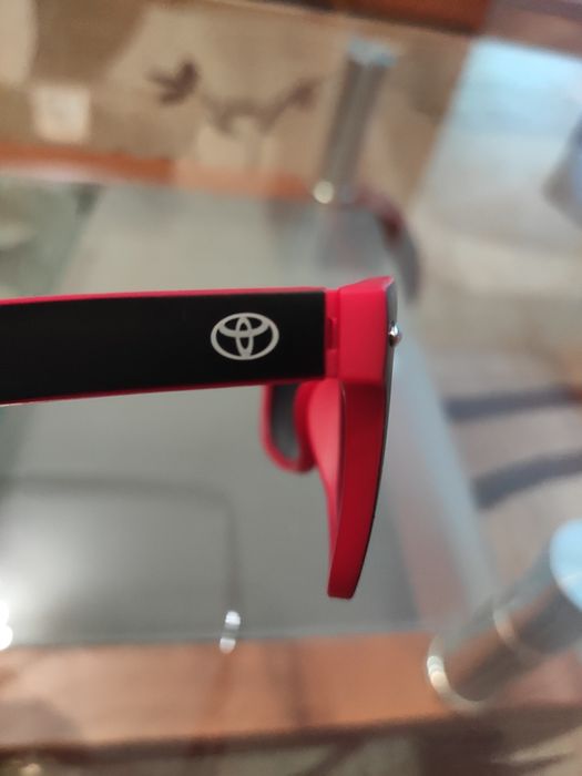 Чисто нови слънчеви очила. Тойота модел унисекс.