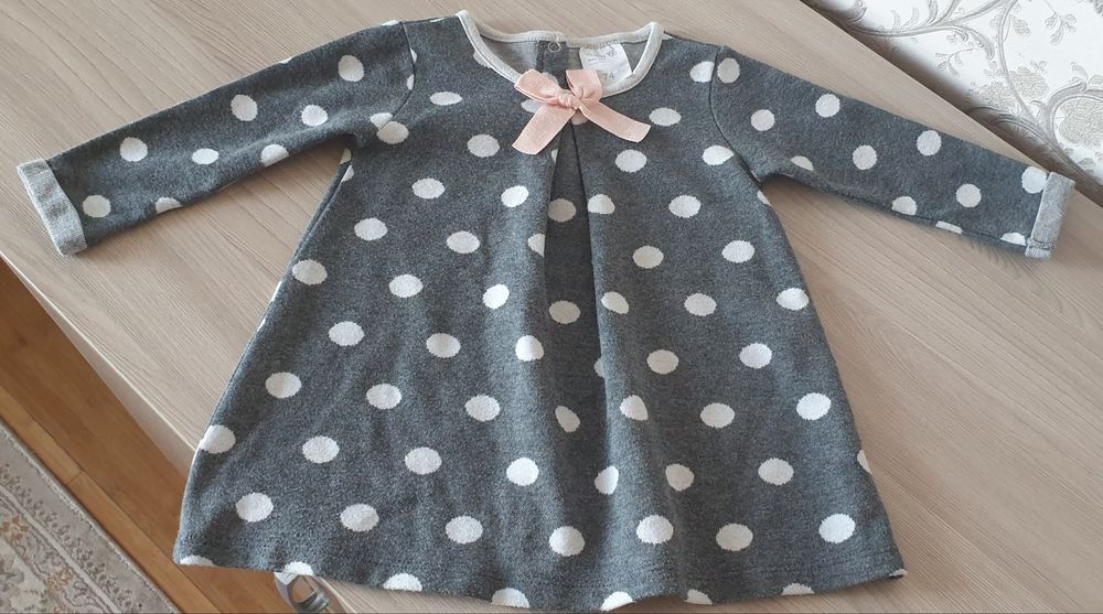 Вещи для девочки платья, кофты.