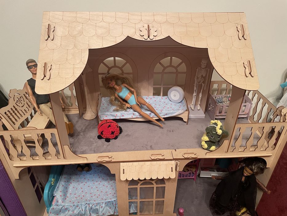 Деревянный домик для кукол