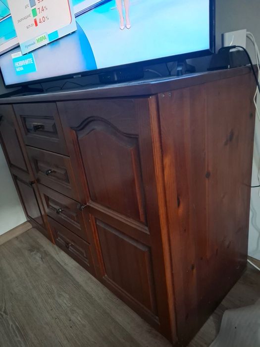 Продавам спален комплект от дърво с огледало и шкафче