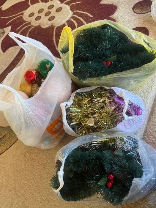 Продам ёлка с игрушками. Высота - 1,8 метр.