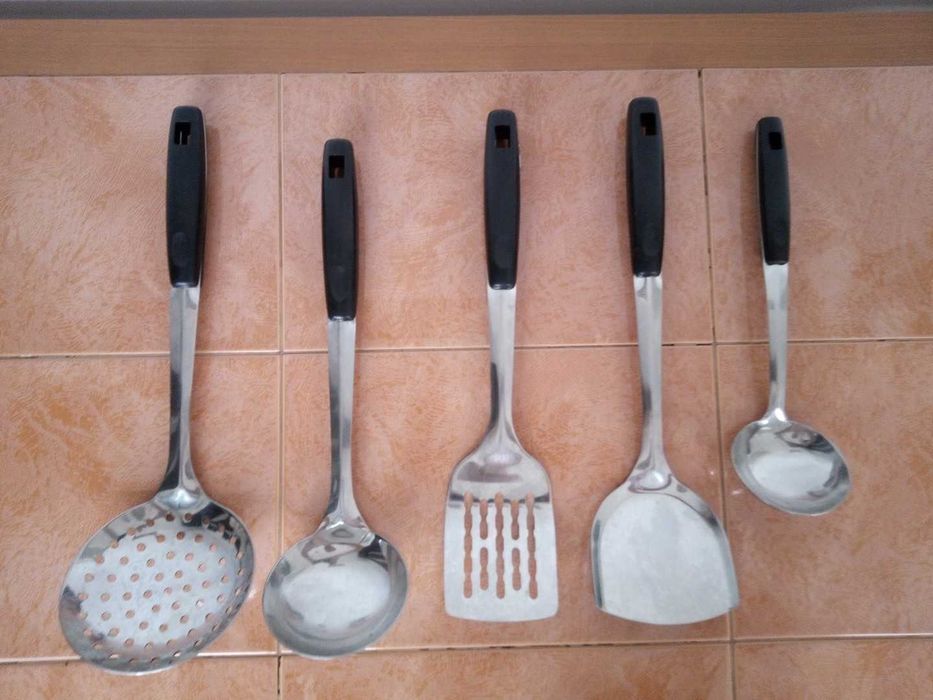 Set 5 ustensile de bucătărie din inox cu mâner negru