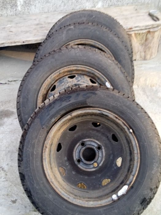 Vând un set de anvelope noi de iarna pentru Dacia Solenza