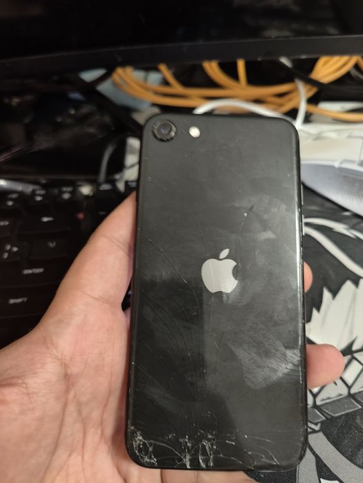 Продам iPhone SE всё работает отлично