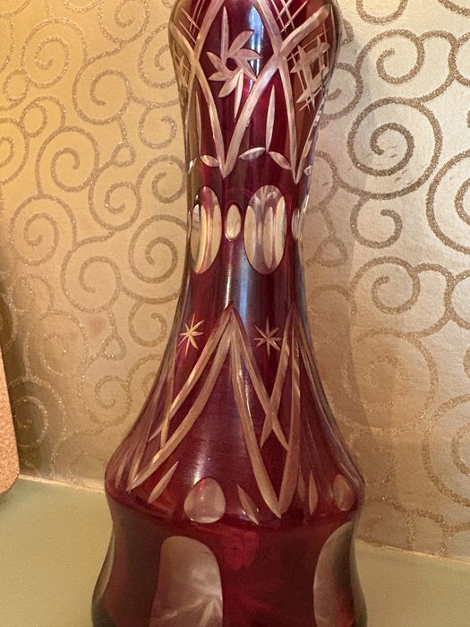 Vază din cristal rubin tăiat manual – piesă decorativă deosebită