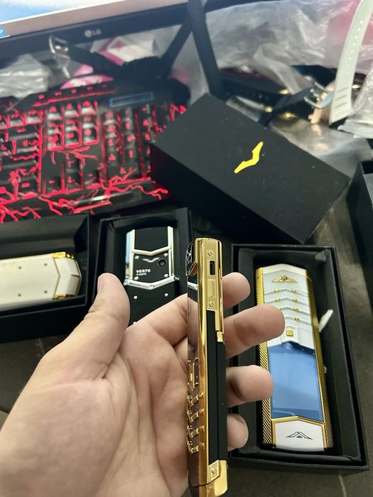 Telefon vertu gold negru