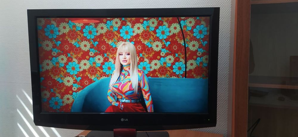 Телевизор LG 42 диагональ