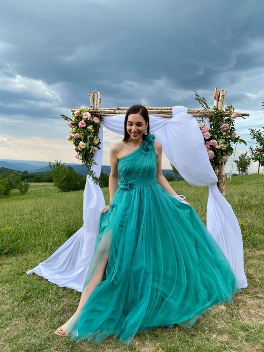 Елегантна бална рокля в красив зелен цвят
