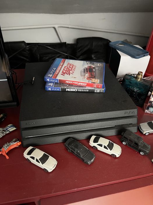 продавам ps4 pro 1tb