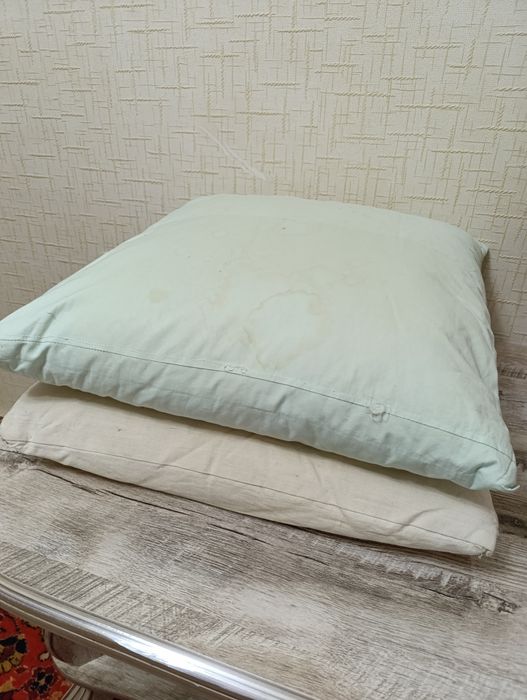 Подушка перьевые. Размер 50 см на 50 .см.