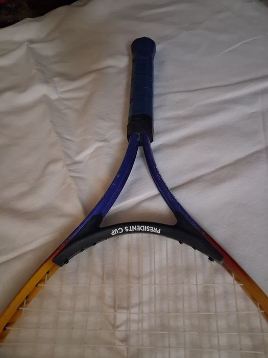 Теннисная ракетка