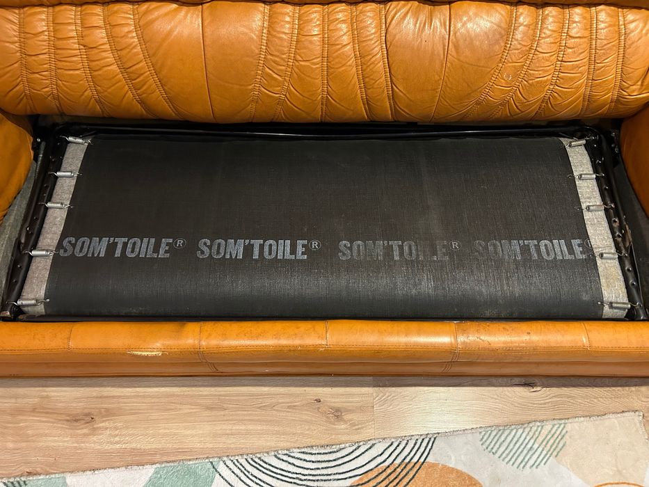 Кожен разтегаем диван