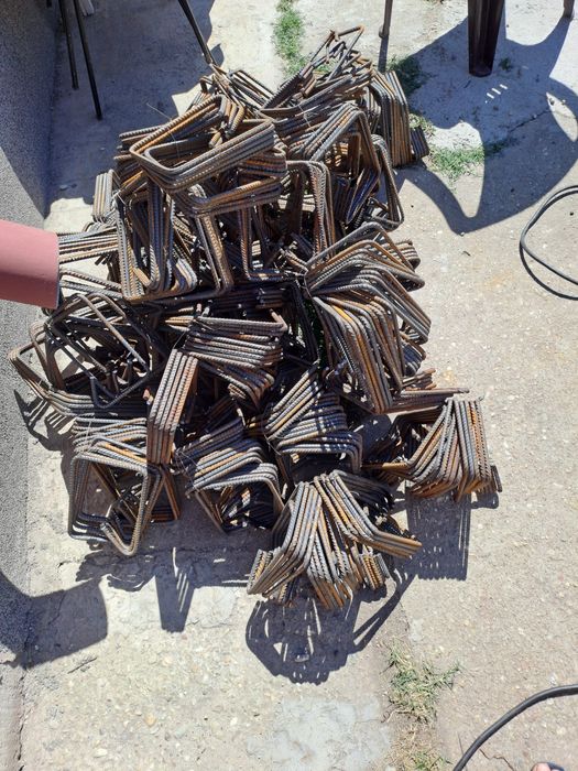 Vindem din stoc sau pe comanda etrieri din fier striat de 8mm.
Produce