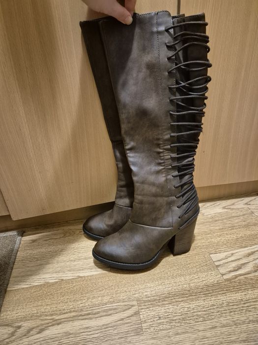 Високи дамски ботуши на ток