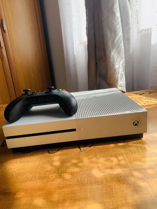 Vând Xbox one s cu 2 jocuri