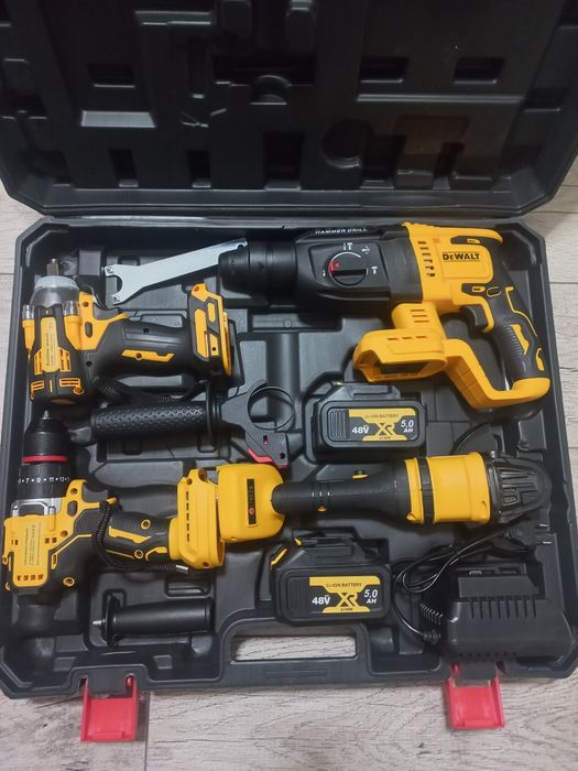 Продаётся набор электроинструмента Dewalt.