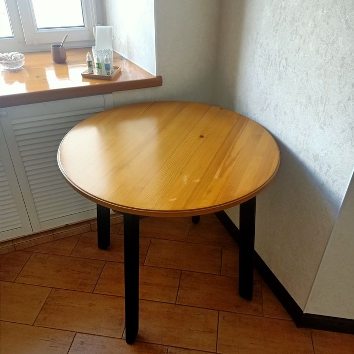 Продам стол обеденный