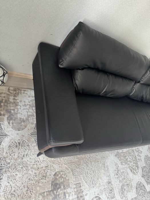 Диван офисный черный кожаный