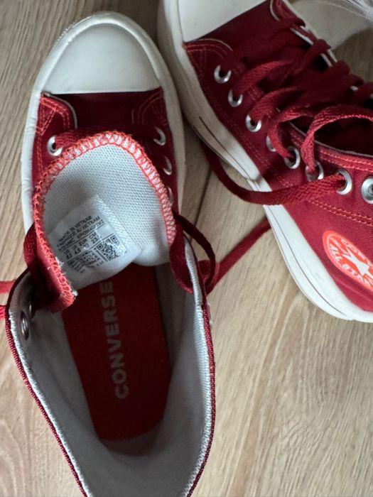 Converse  inalti rosii, platforma