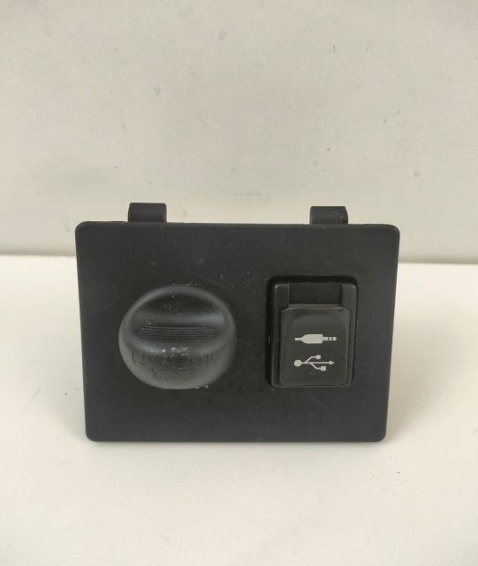 Priza Auxiliar 5891505020 Toyota Avensis a 3-a generatie T27 (facelif