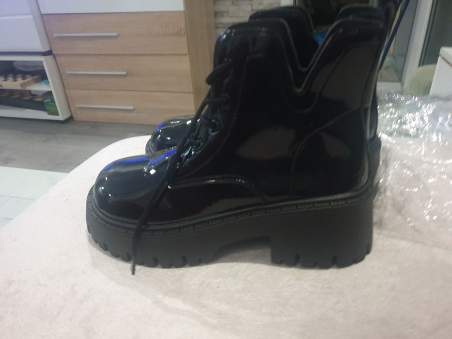 Боти с връзки лачени