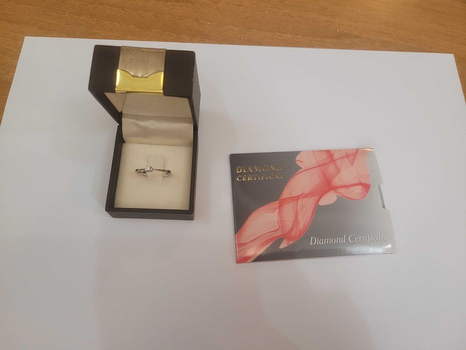 Inel de logodna din aur alb 18k cu diamant taietura Marquis Diamond