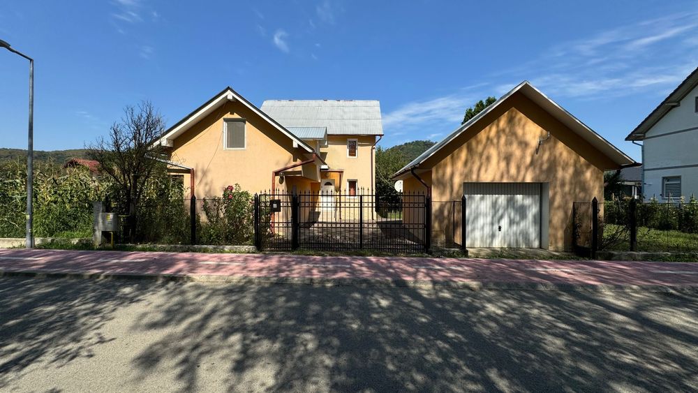 Casă din cărămidă cu garaj | 500 mp teren | zonă centrală și liniștită