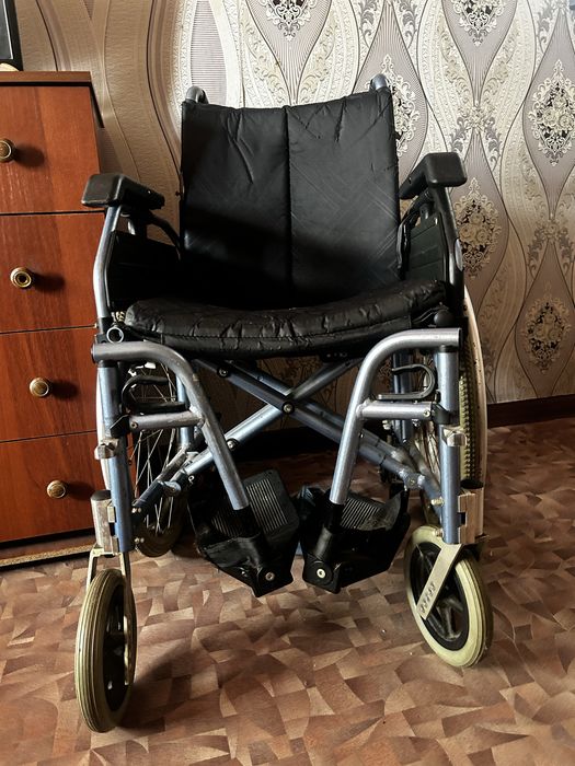 Продам инвалидную коляску — складная, в хорошем состоянии