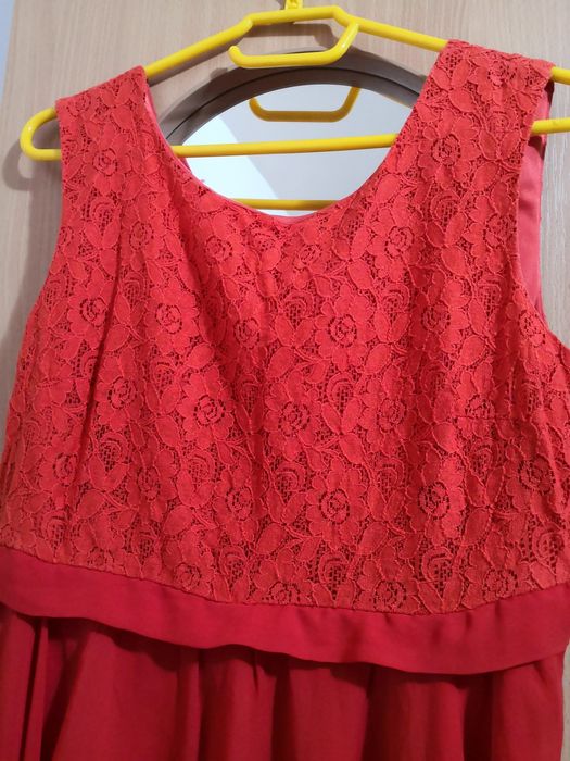 Vand rochii ,bluza, trenci în stare foarte bună.