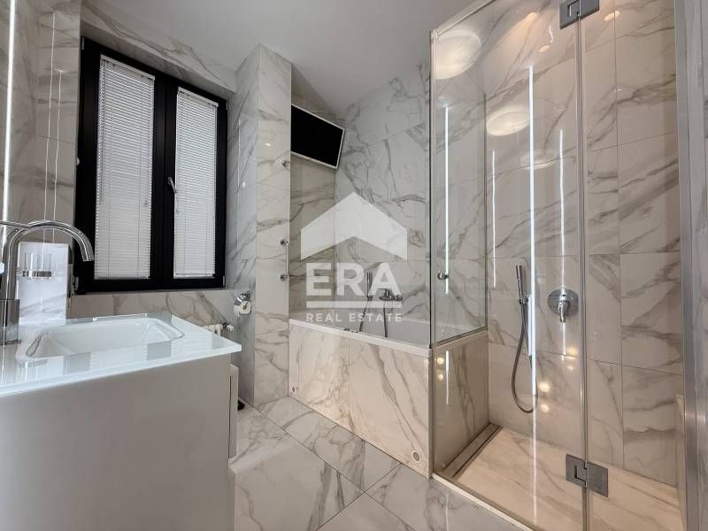 Елегантен тристаен апартамент на ул. 6-ти Септември - Жълтите павета