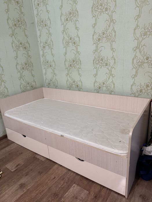 Продам детскую кровать с матрасом