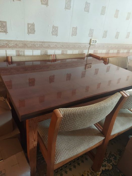 Стол обеденный и стулья