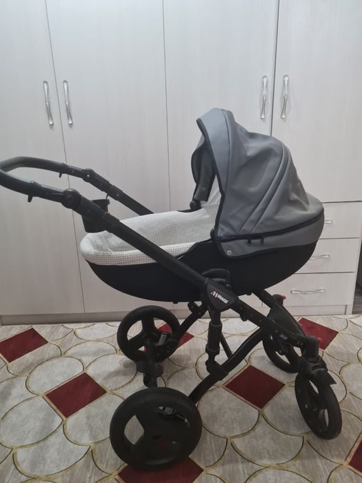 Коляска черная