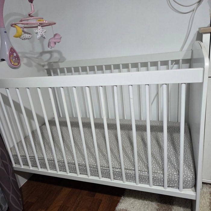 Pachet complet: Pătuț bebe lemn alb ASAMBLAT + Saltea + Carusel Chicco