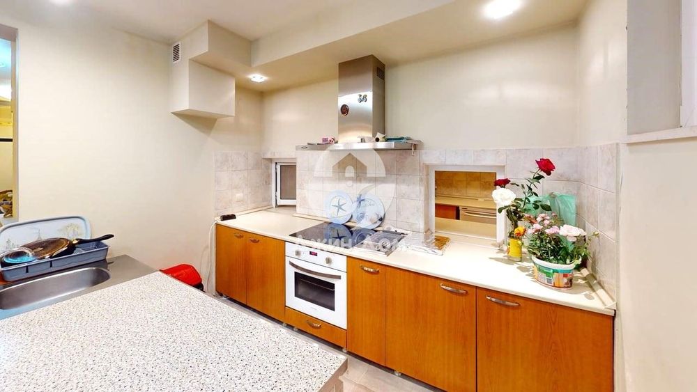 Просторна четириетажна къща с 8 спални във вилна зона „Зора"