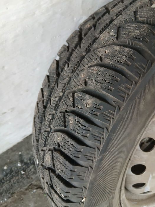 Продам зимние шины с дисками 215/65/R16