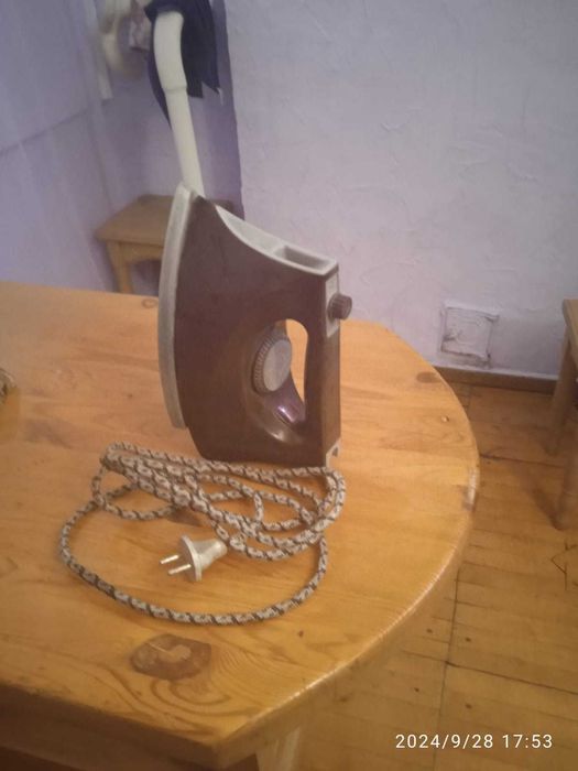 Утюг рабочий в хорошем состоянии