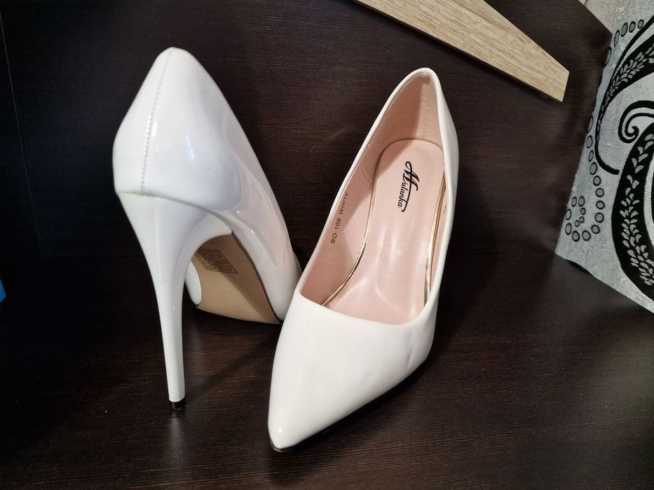 Pantofi stiletto albi