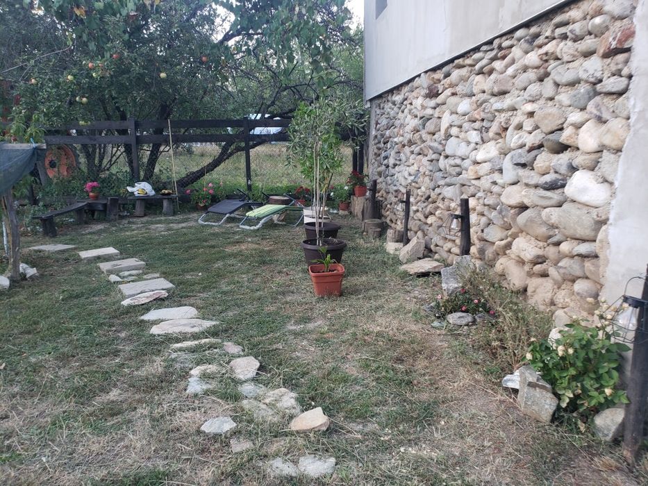 Vand casa aproape de oraș.