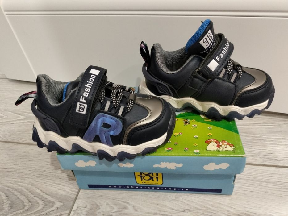 Продам детскую обувь