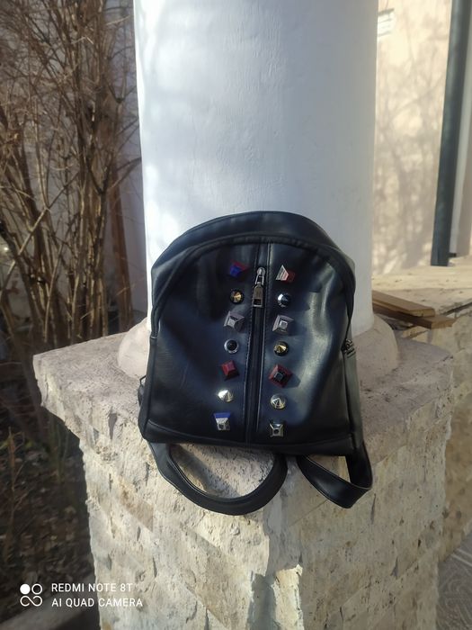 Vând rucsac cu detalii metalice