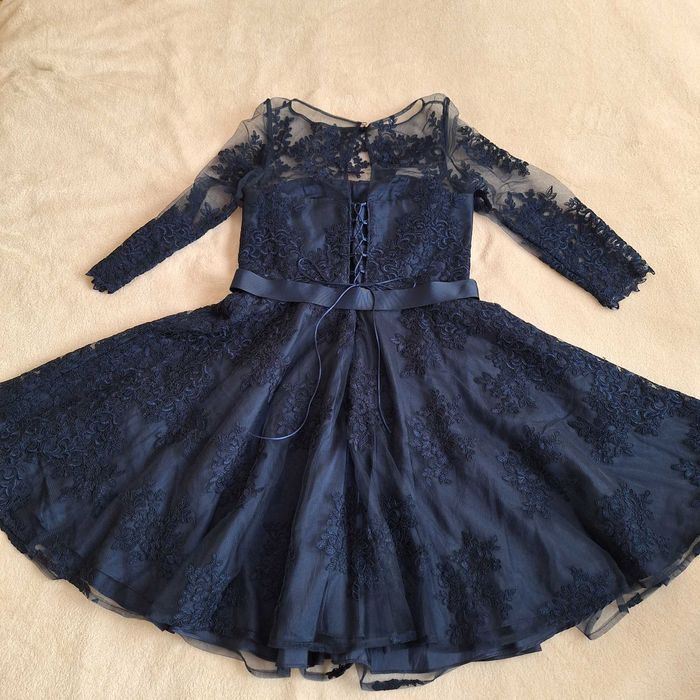 Официална, дантелена, къса рокля с отворен гръб с връзки